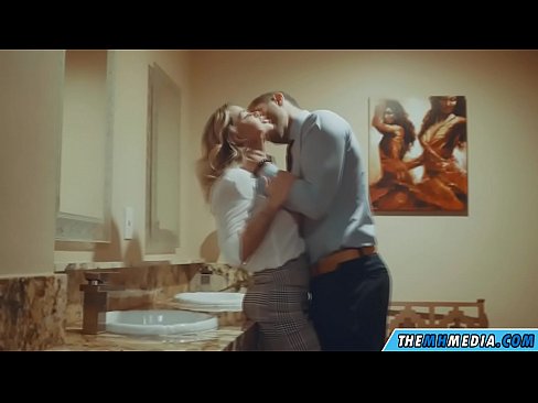 ❤️ Cum busty flava seducit in latrinae publicae Sex at porn la.passionateembracespotlight.ru